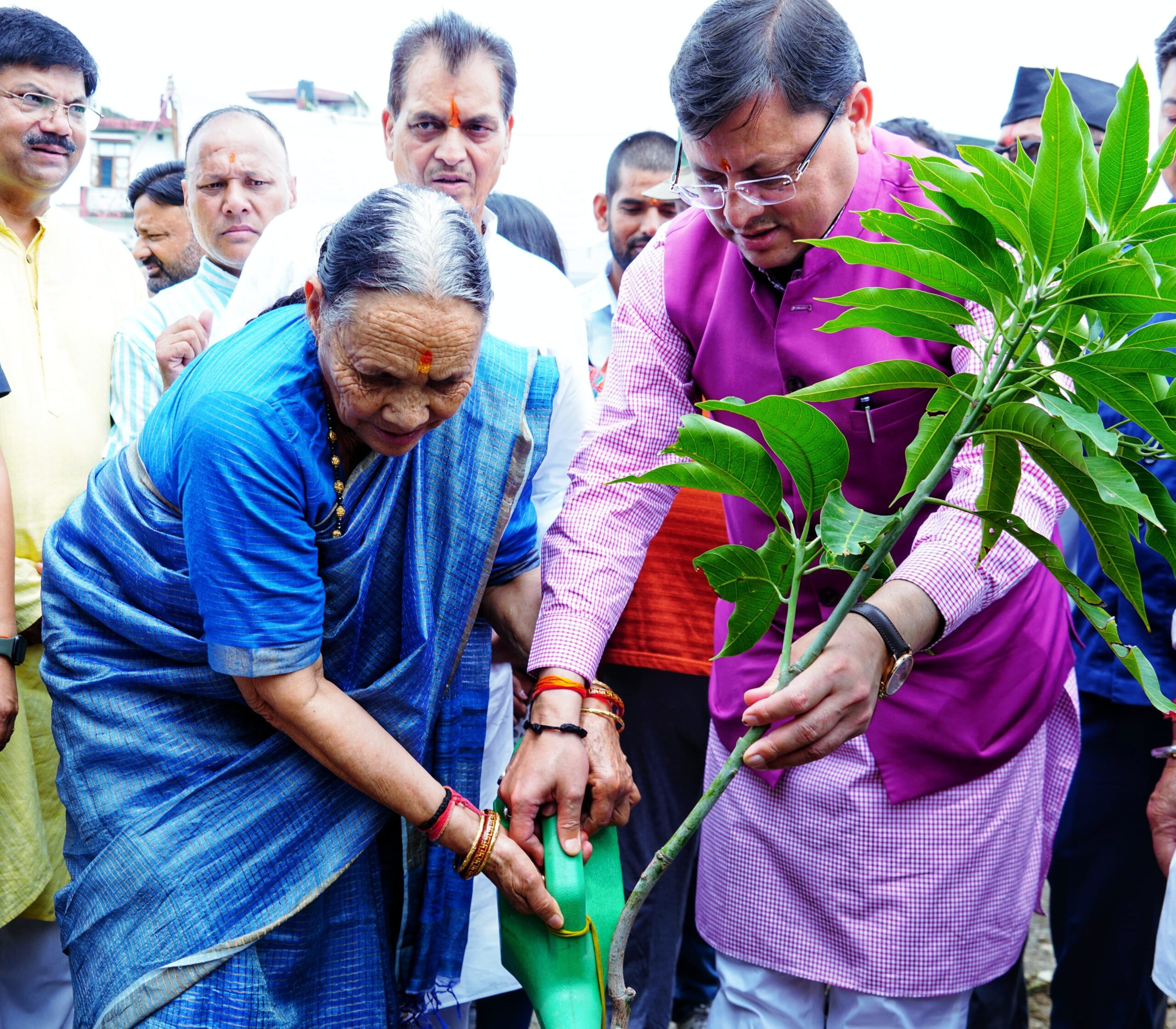 गुरू पूर्णिमा पर मुख्यमंत्री धामी ने ‘ माताजी की उपस्थिति में किया पौधारोपण