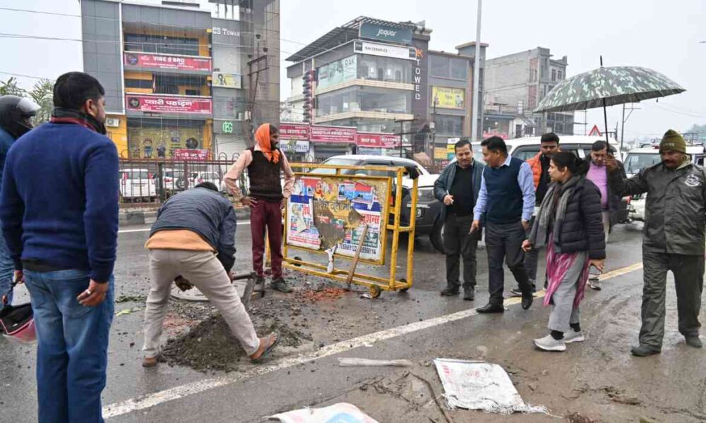 डीएम सडीएम सख्तः रोड़ कटिंग अनुमति की शर्तों के उल्लंघन पर यूपीसीएल पर 01 लाख का अर्थदण्डख्तः रोड़ कटिंग अनुमति की शर्तों के उल्लंघन पर यूपीसीएल पर 01 लाख का अर्थदण्ड