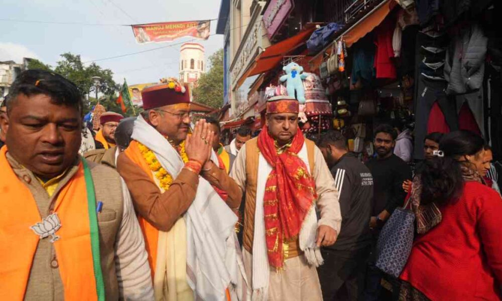 बीजेपी मेयर प्रत्याशी सौरभ थपलियाल ने महानगर अध्यक्ष के नेतृत्व में पलटन बाजार में जनसंपर्क किया…